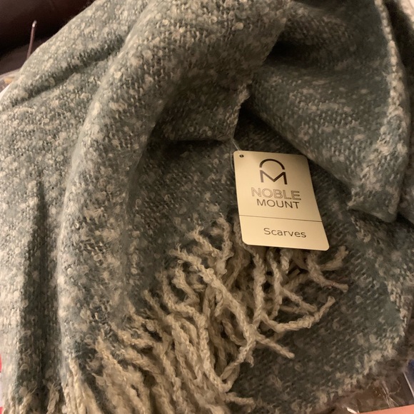 Noble Mount long fringed scarf - Picture 4 of 7